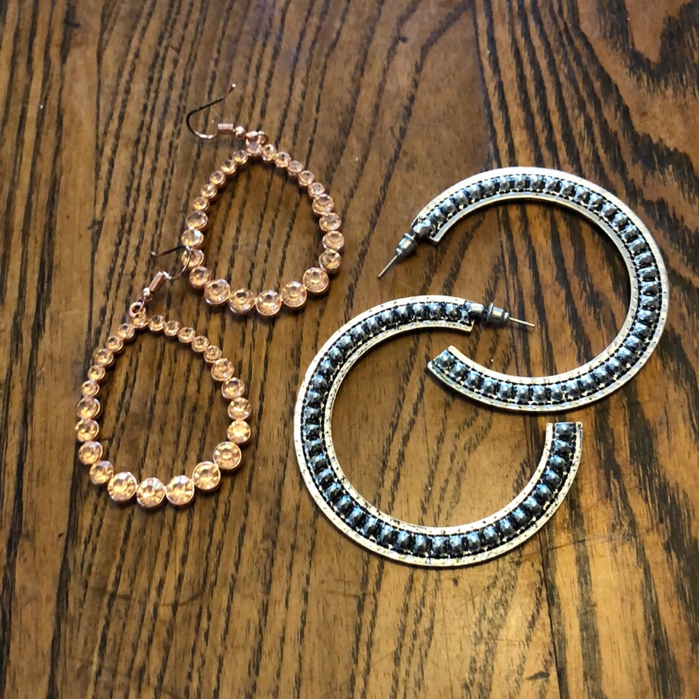 2 pairs of pieced earrings.